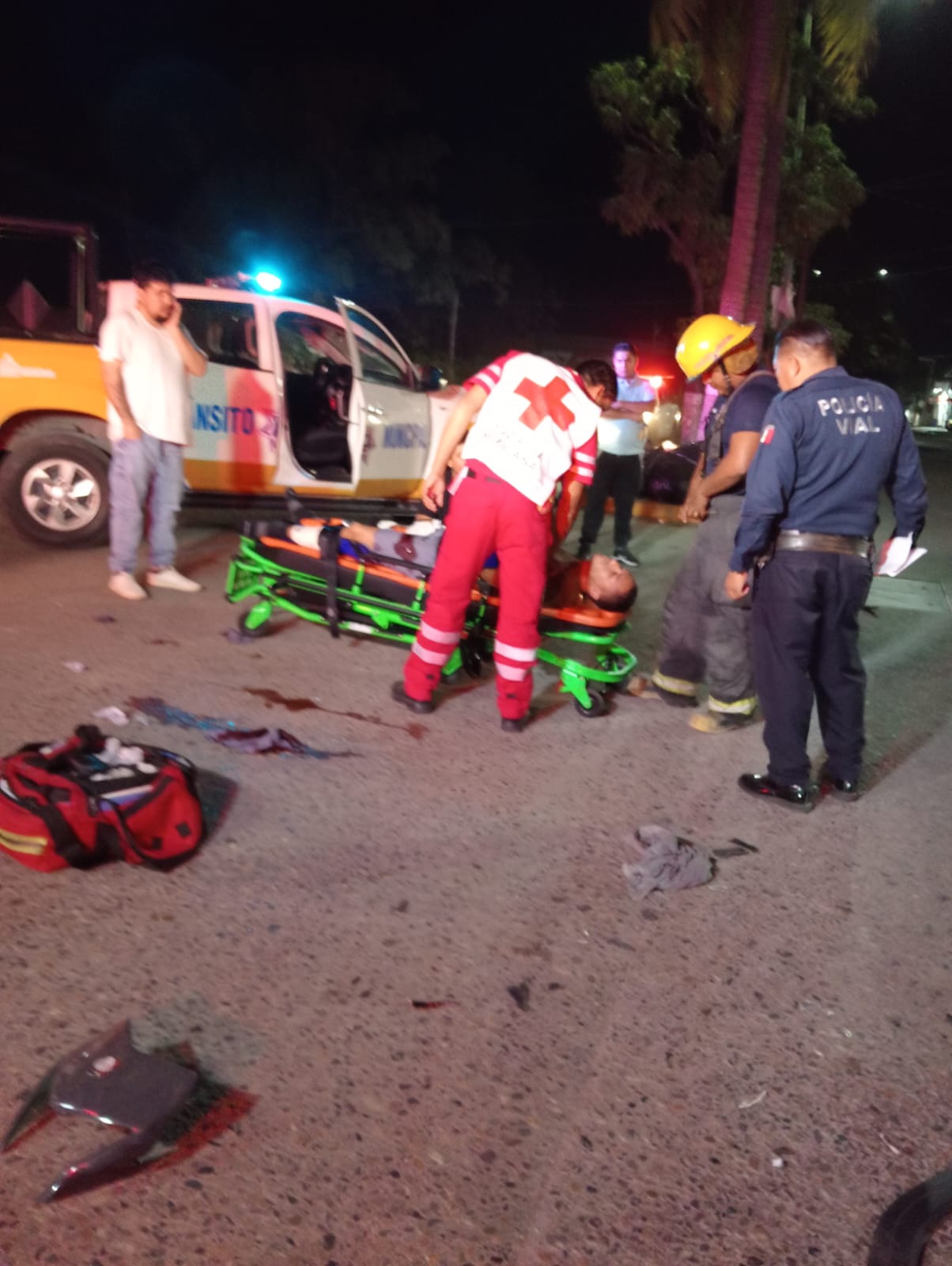 Paramédicos trasladando a lesionado tras accidente