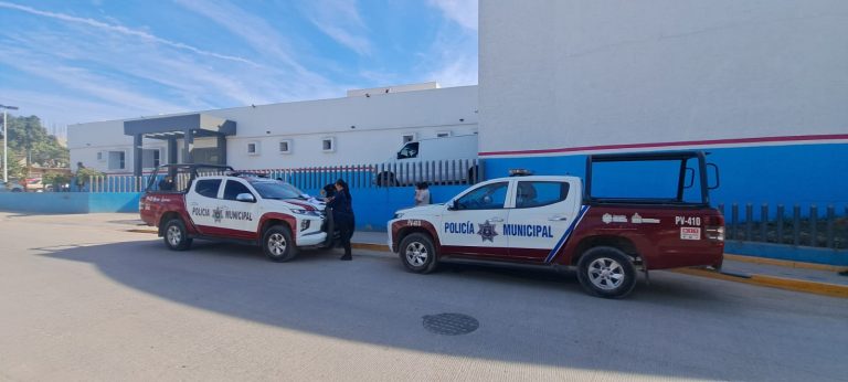 Patrullas de la policía en acceso de urgencias de hospital