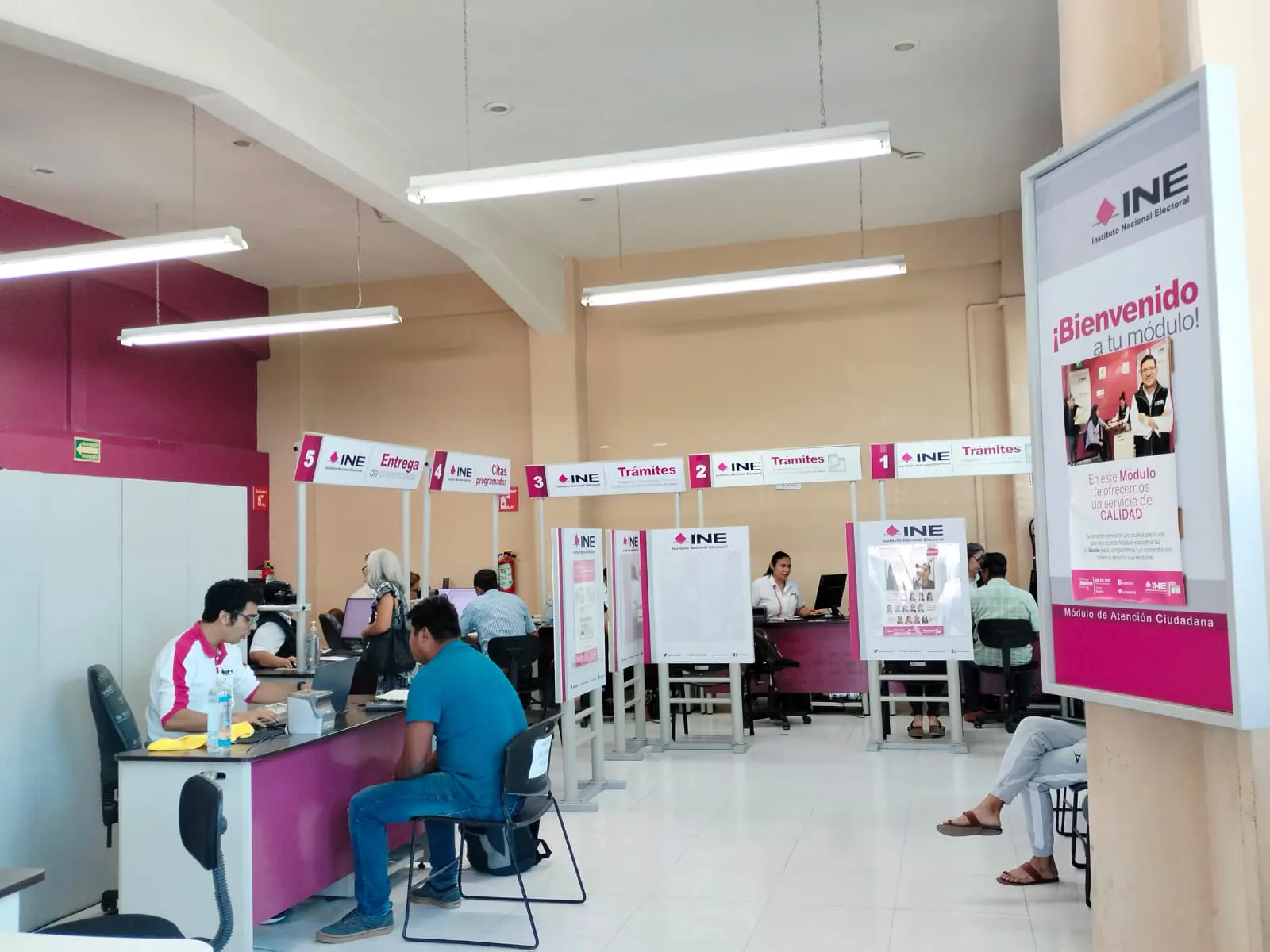 Persona en módulo del INE