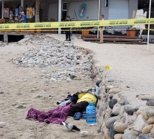 Persona muerta en zona de playa