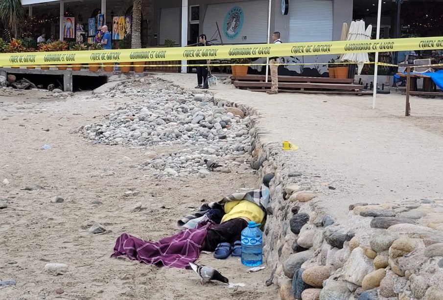 Persona muerta en zona de playa