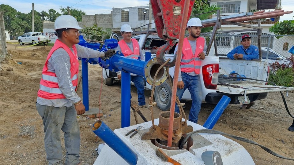 Personal del Oromapas arreglando pozo