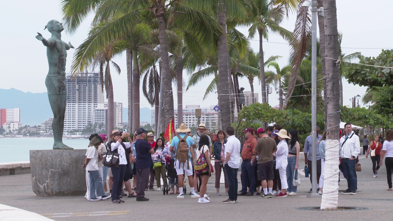Personas caminando en malecón de Puerto Vallarta