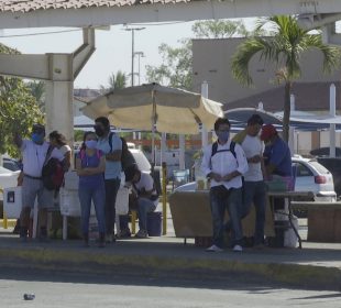 Personas en parada de camiones