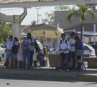 Personas en parada de camiones