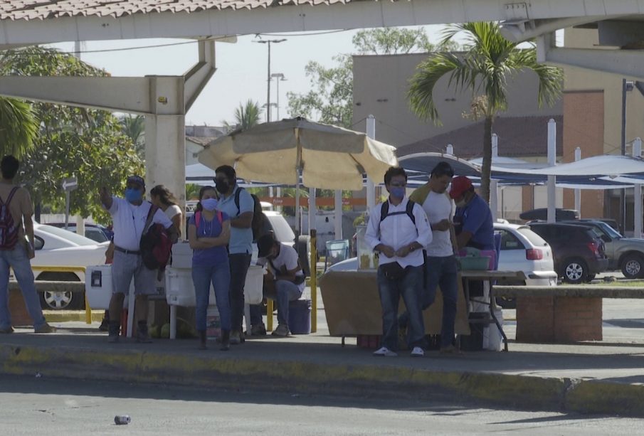 Personas en parada de camiones