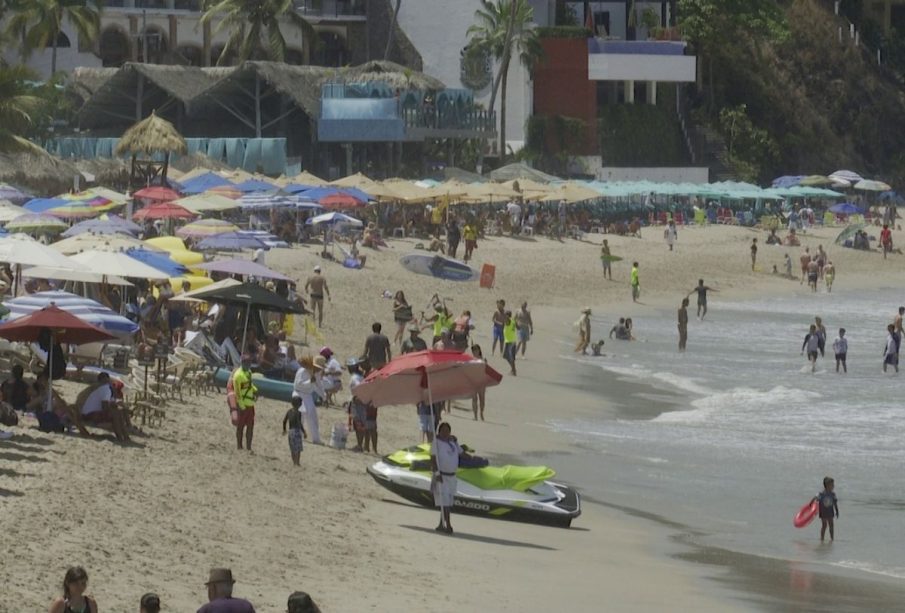 Personas en playa de Puerto Vallarta