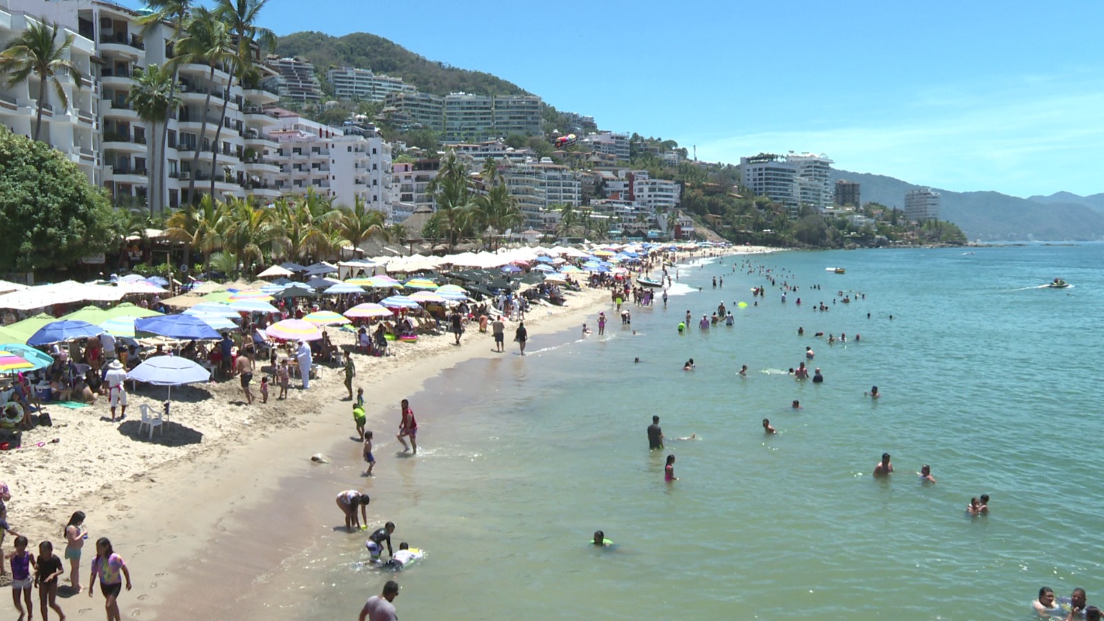 Personas en playa de Puerto Vallarta