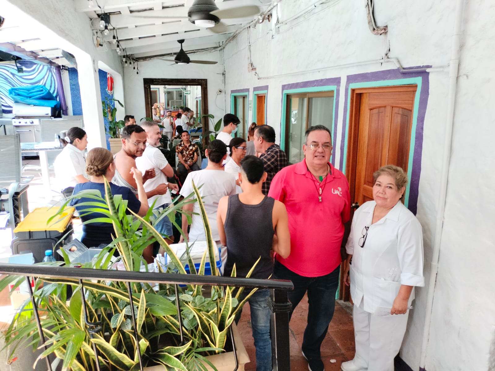 Personas esperando dentro de ISSSTE Vallarta