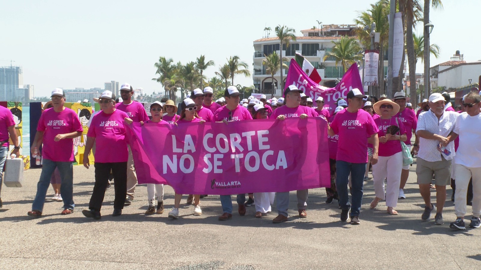 Personas marchando en Puerto Vallarta