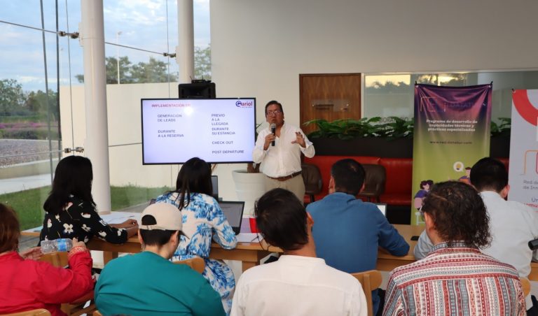 Personas participando en taller en REDI