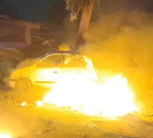 Personas sofocando incendio