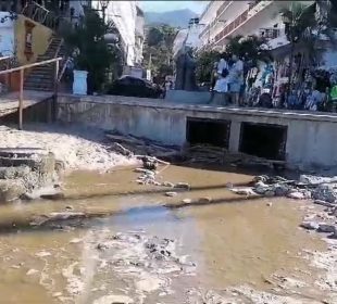 Playa de Los Muertos llena de aguas negras