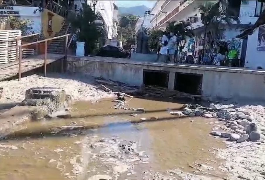 Playa de Los Muertos llena de aguas negras