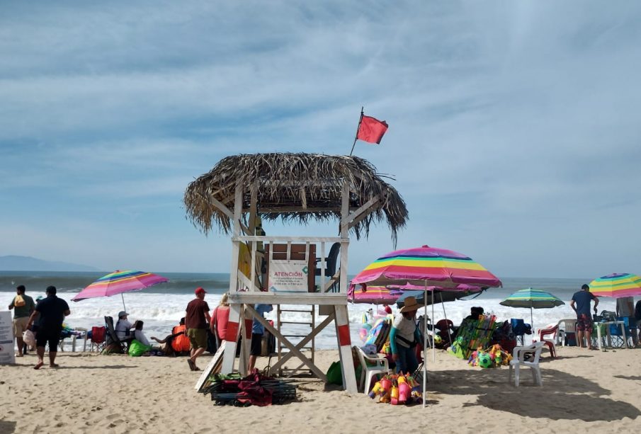 Playa de Nuevo Vallarta llena pese a bandera roja