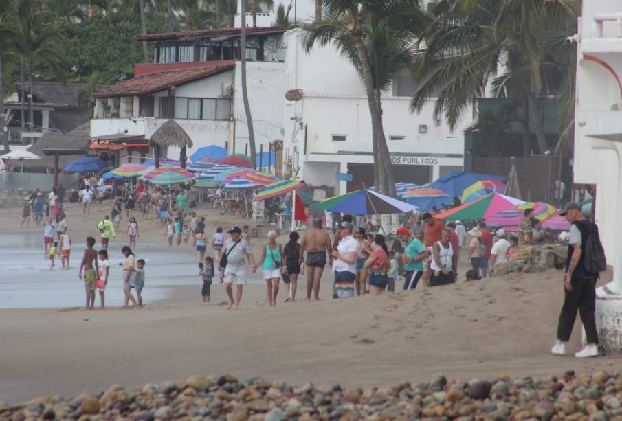 Playa llena de gente pese a bandera roja