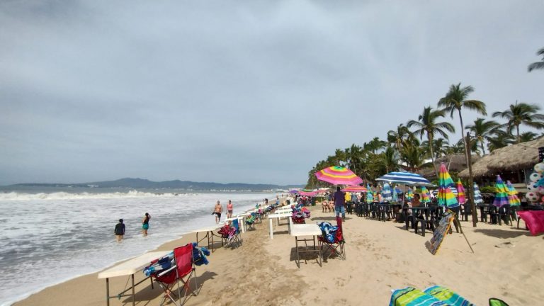 Playa llena y con oleaje