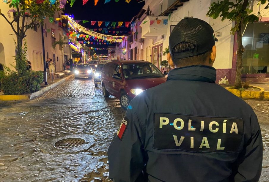 Policía Vial en centro de Puerto Vallarta