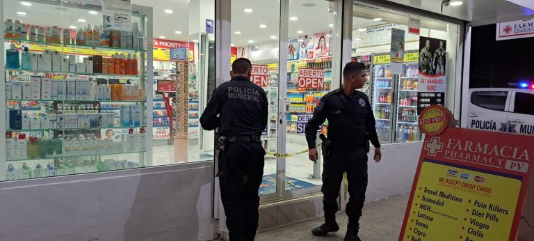 Policias acordonando farmacia robada