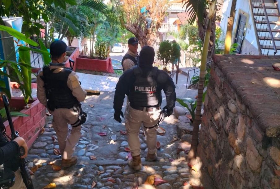 Policías de Puerto Vallarta en operativos