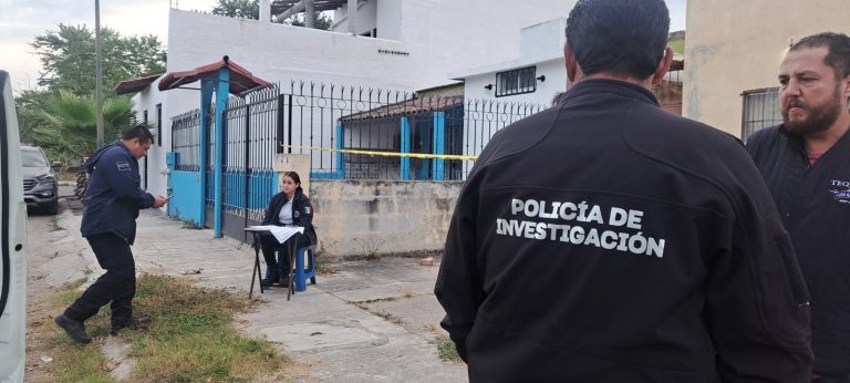 Policias de investigación en sitio donde envenenaros a animales