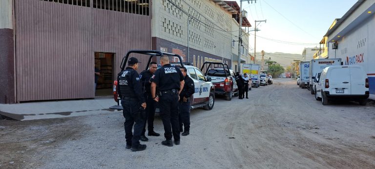 Policias en empresa de paqueteria por reporte de robo