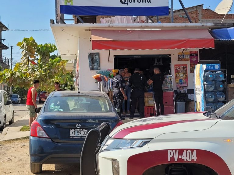 Polícias en tienda atendiendo robo