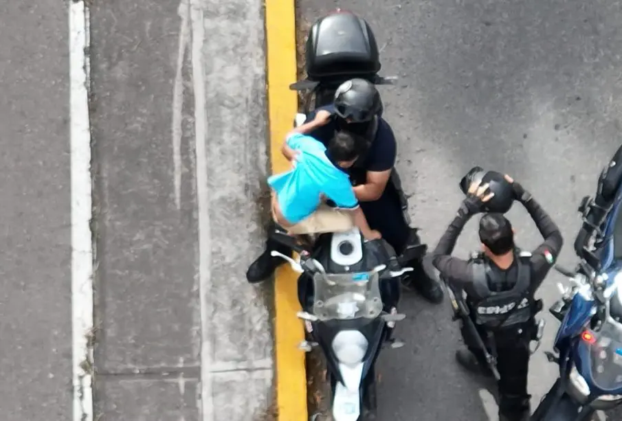 Policías estatales de Nayarit, logran por medio de un dron, localizar a un jovencito extraviado.