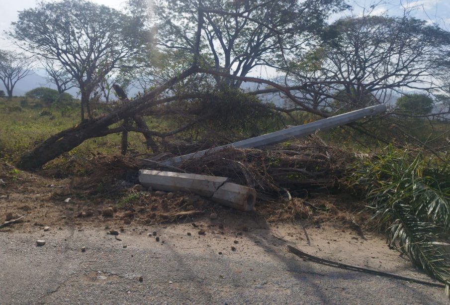 Poste derribado en El Cantón