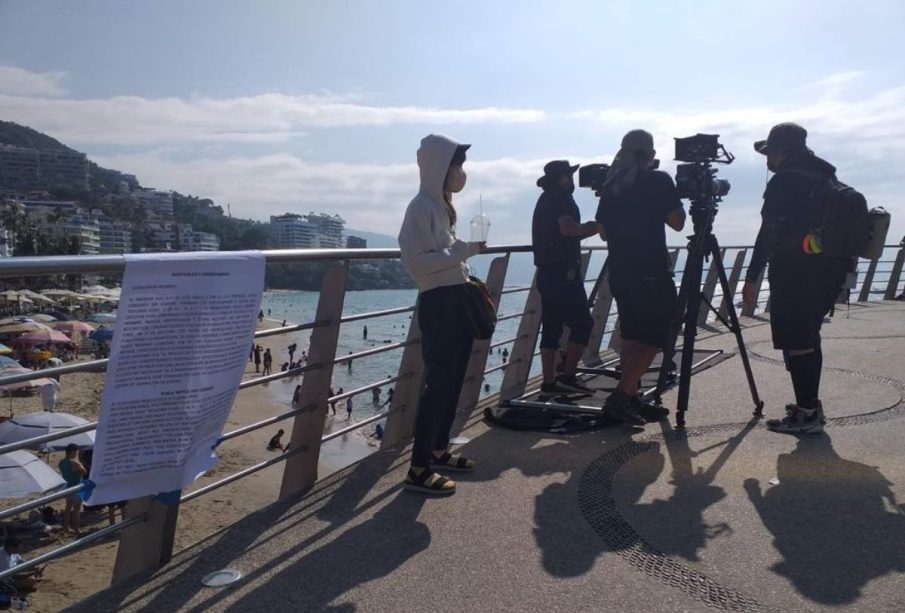 Producción filmando en playa de Los Muertos