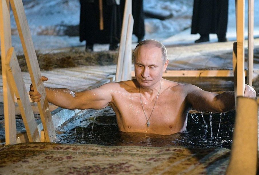 Putin zambullendose en aguas frías por Epifanía