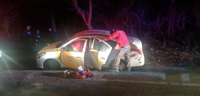 Rescatistas atendiendo a taxista lesionado por accidente