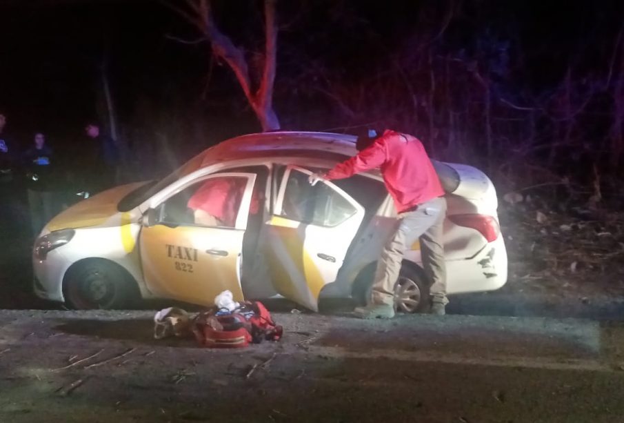 Rescatistas atendiendo a taxista lesionado por accidente