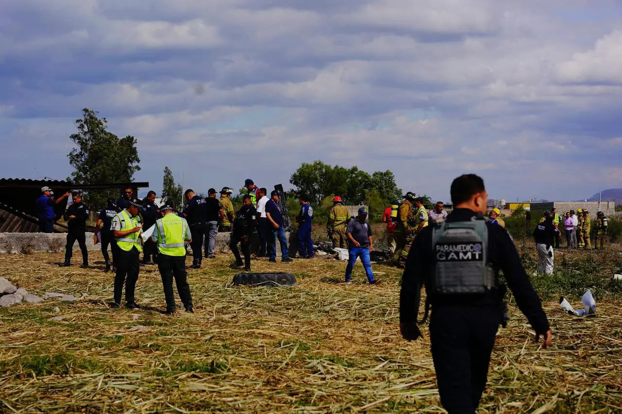 Restos de avioneta en poblado de Xalisco
