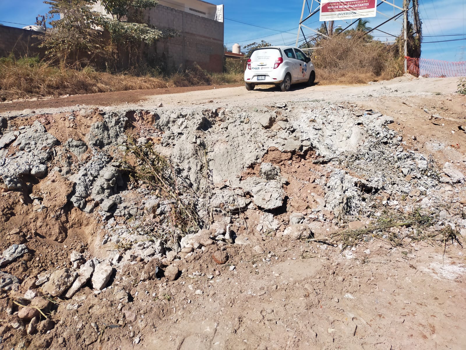 Restos de cemento en canal pluvial natural