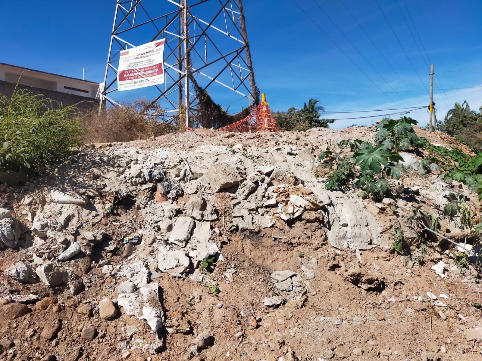 Restos de cemento en canal pluvial