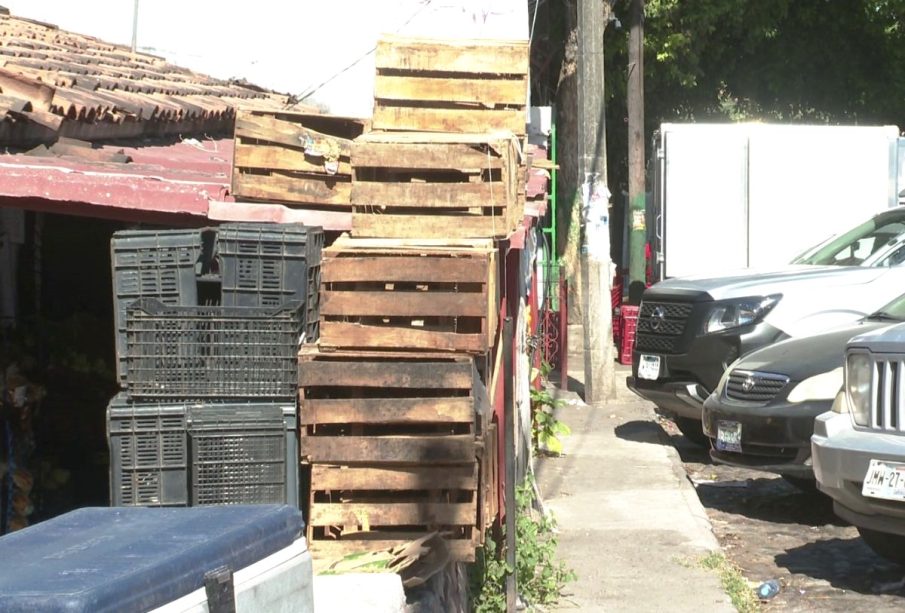 Cajas y cochinero en mercado municipal