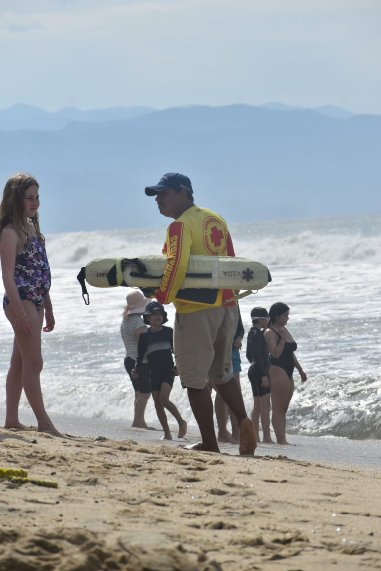 Salvavida vigilando playa