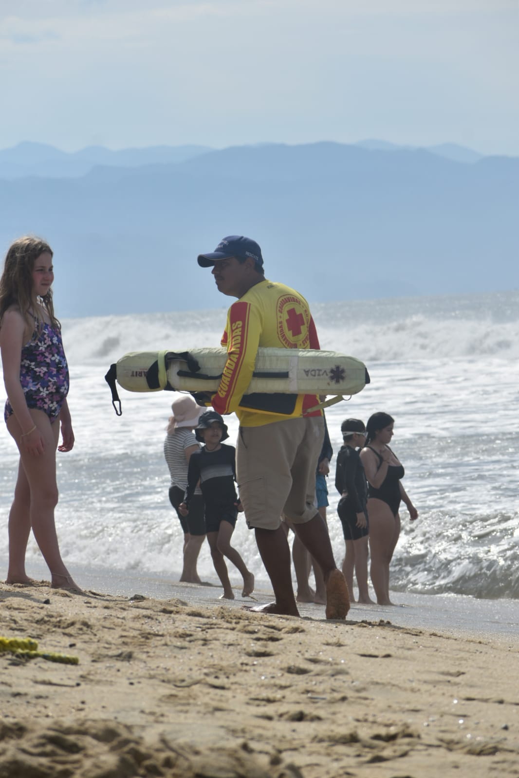 Playa llena y con oleaje