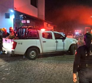 Policías rescatan a dos perros de un incendio