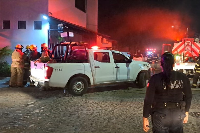 Policías rescatan a dos perros de un incendio