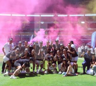 Selección femenil de futbol de Puerto Vallarta celebrando bicampeonato