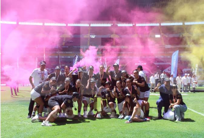 Selección femenil de futbol de Puerto Vallarta celebrando bicampeonato