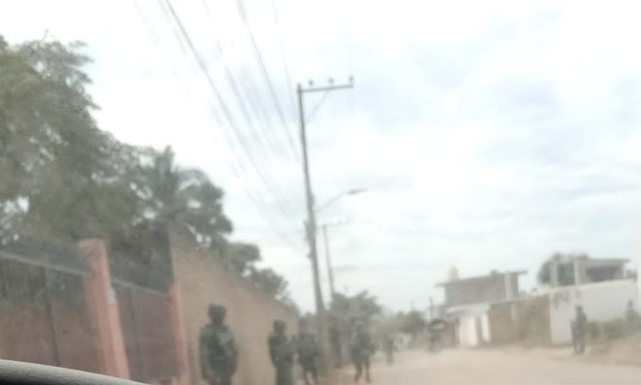 Soldados patrullando en calles de Ixtapa