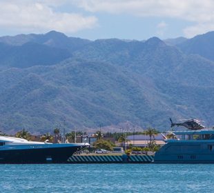 Super yates en marina de Vallarta