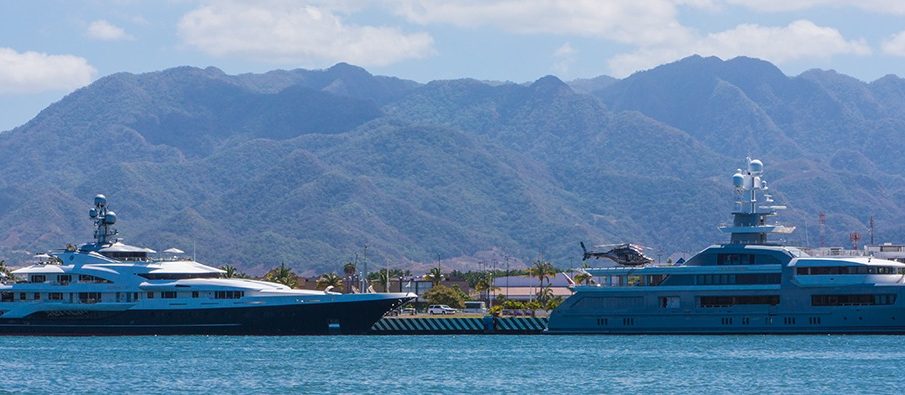 Super yates en marina de Vallarta