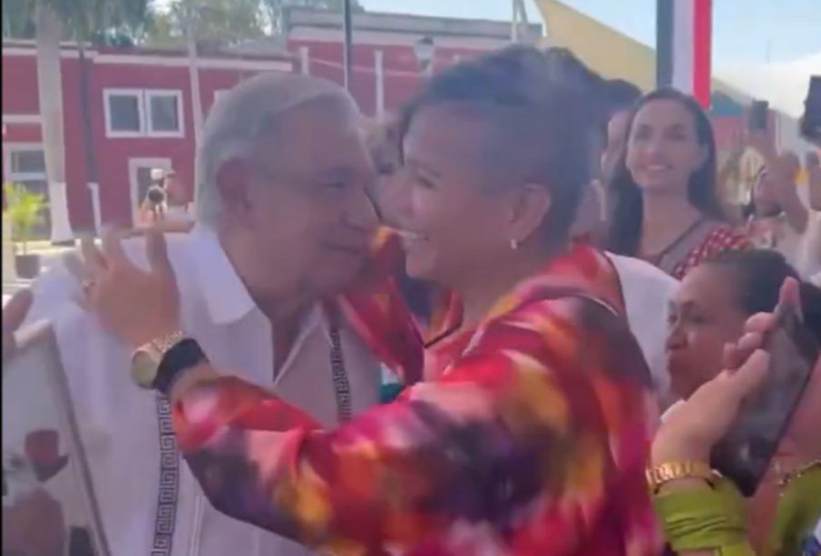 AMLO y la diputada trans, Salma Luévano.