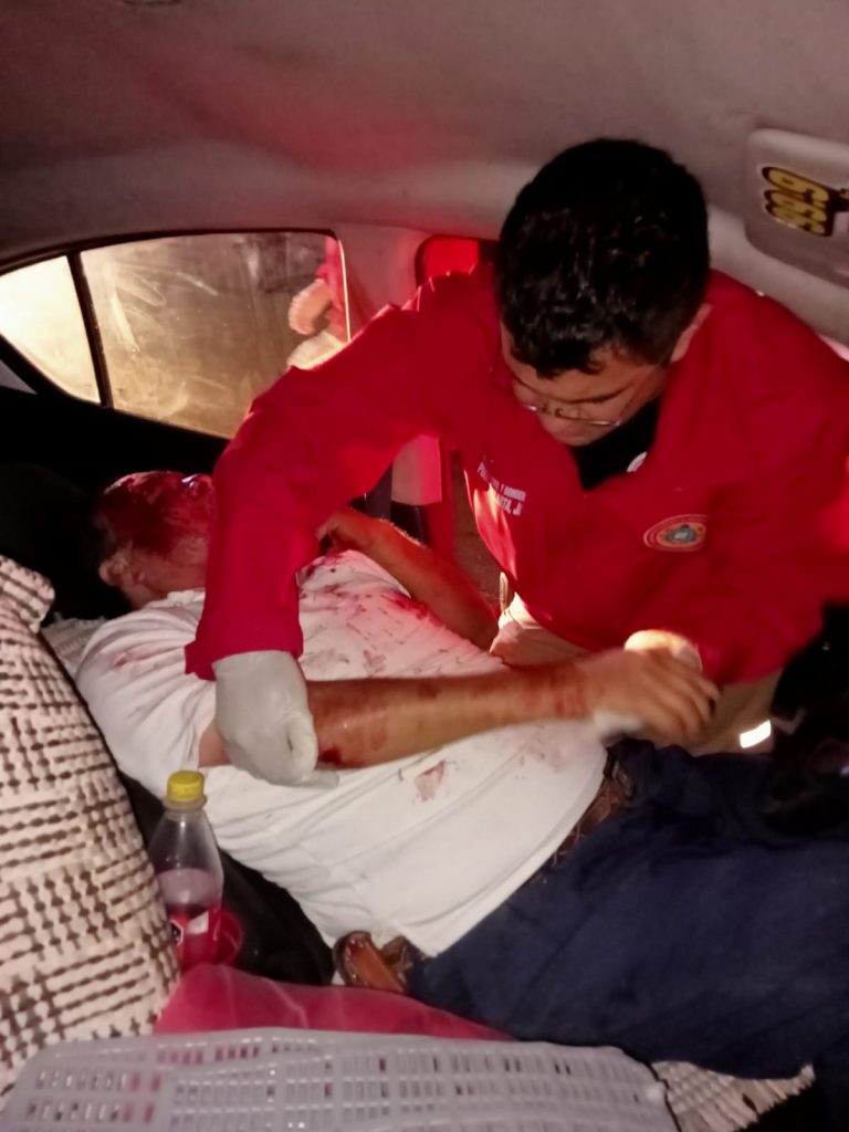 Taxista lesionado siendo atendido por paramédico