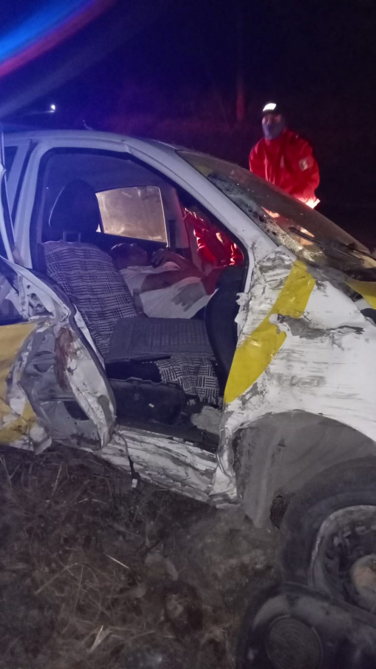 Taxista lesionado y atrapado tras choque