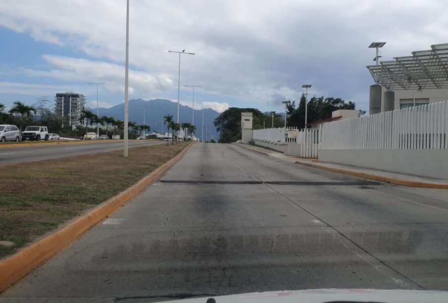 Topes de cemento en 12va zona militar